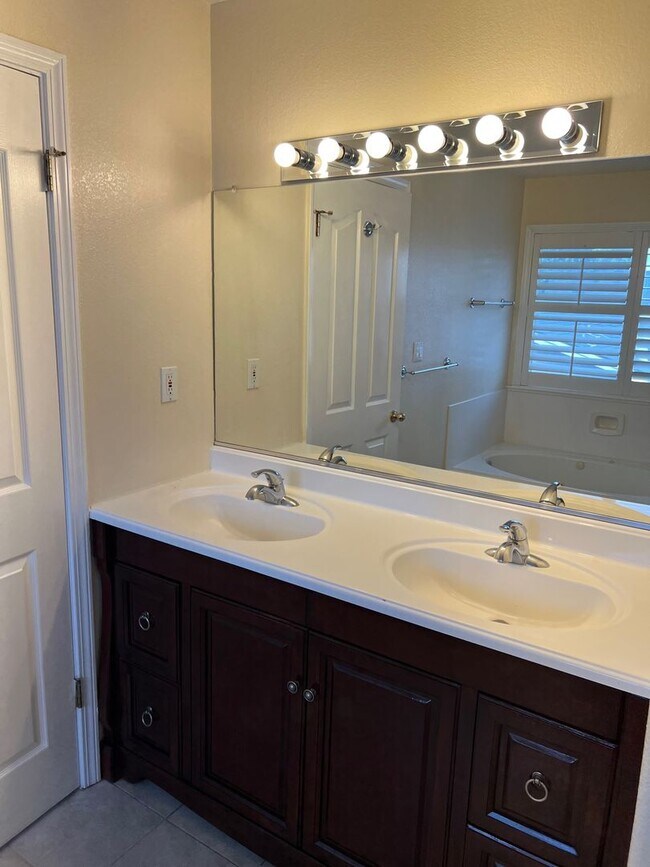 Building Photo - CAMPBELL - Executive 5 bedroom home in a desirable neighborhood