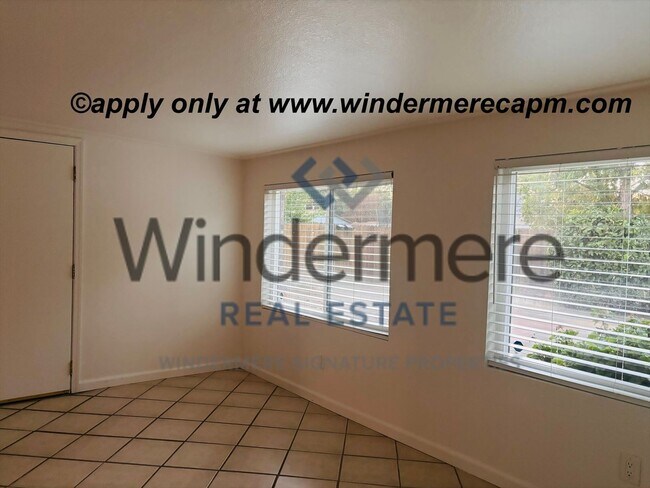 Building Photo - Charming 3 Bedroom Home with Bonus Room & ...