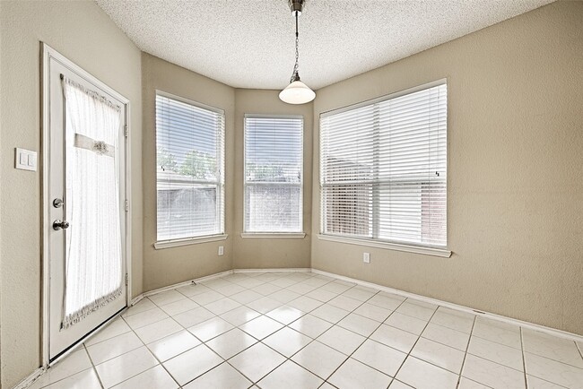 Building Photo - 9701 Thorncliff Dr