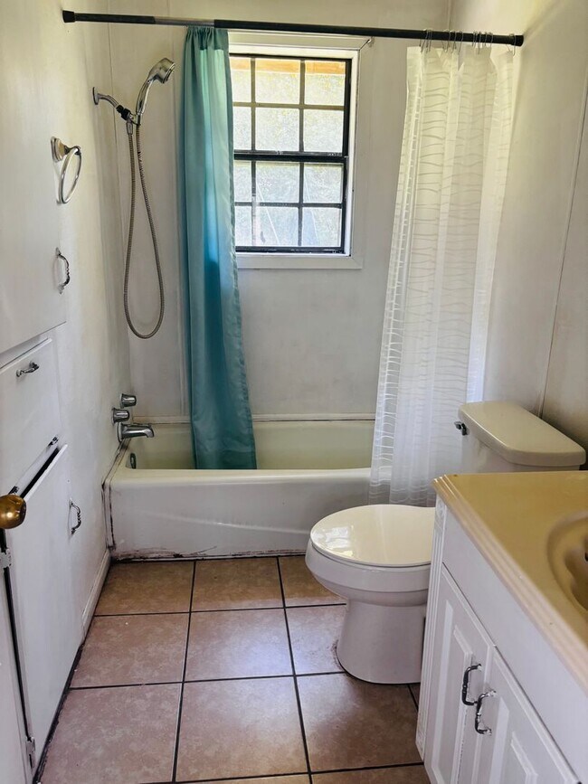 Building Photo - 3 Bedroom, 1 Bathroom House is Available Now!