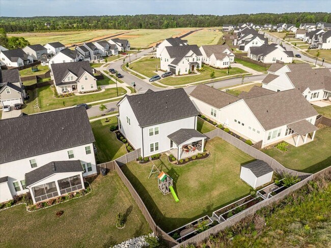 Building Photo - 3067 Rosewood Dr