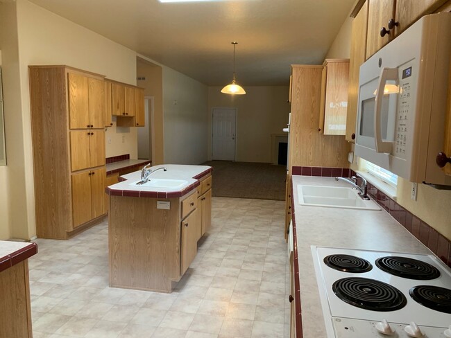 Building Photo - Beautiful 3-Bed Home with Spa Tub, Gas Fireplace & 2-Car Garage – 1,900 Sq Ft