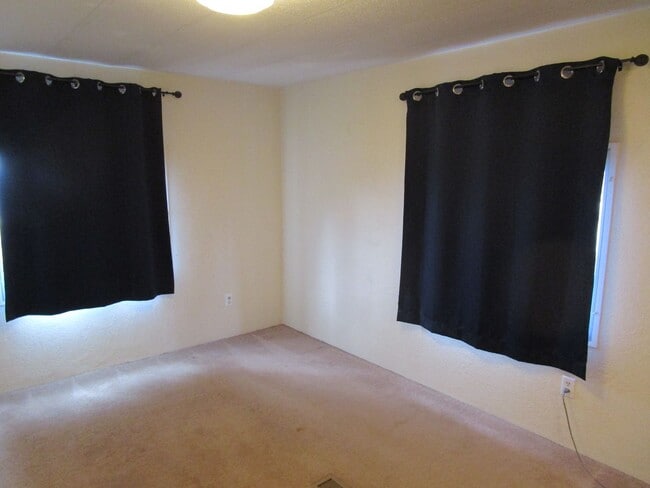 Building Photo - Manufactured Home on Acreage with Cascade Mountain Views! - Available Soon!