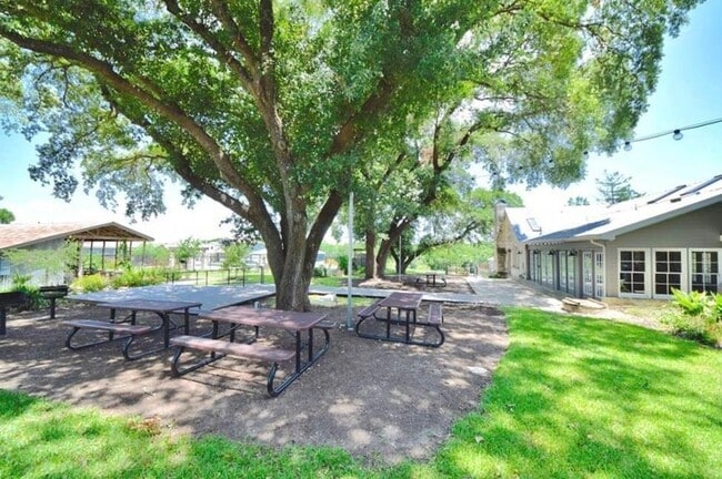Building Photo - 1513 Fort Dessau Rd