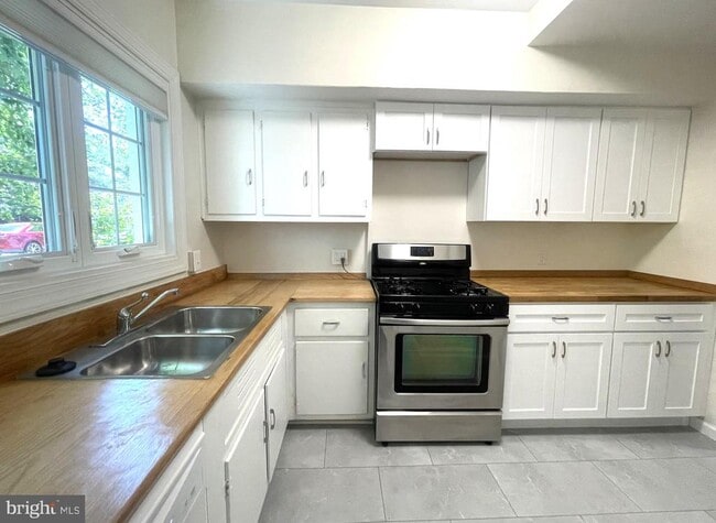 Building Photo - 3350 Martha Custis Dr