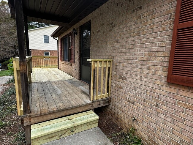 Building Photo - Newly Remodeled Duplex in Blacksburg