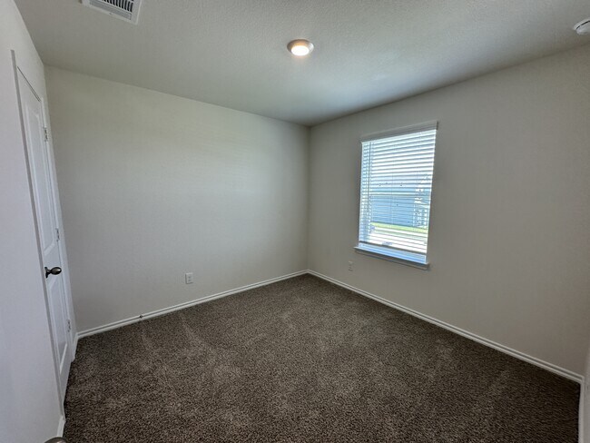 Building Photo - 634 White Ash Dr