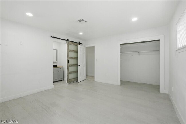 Building Photo - 4013 Esmeralda Ave