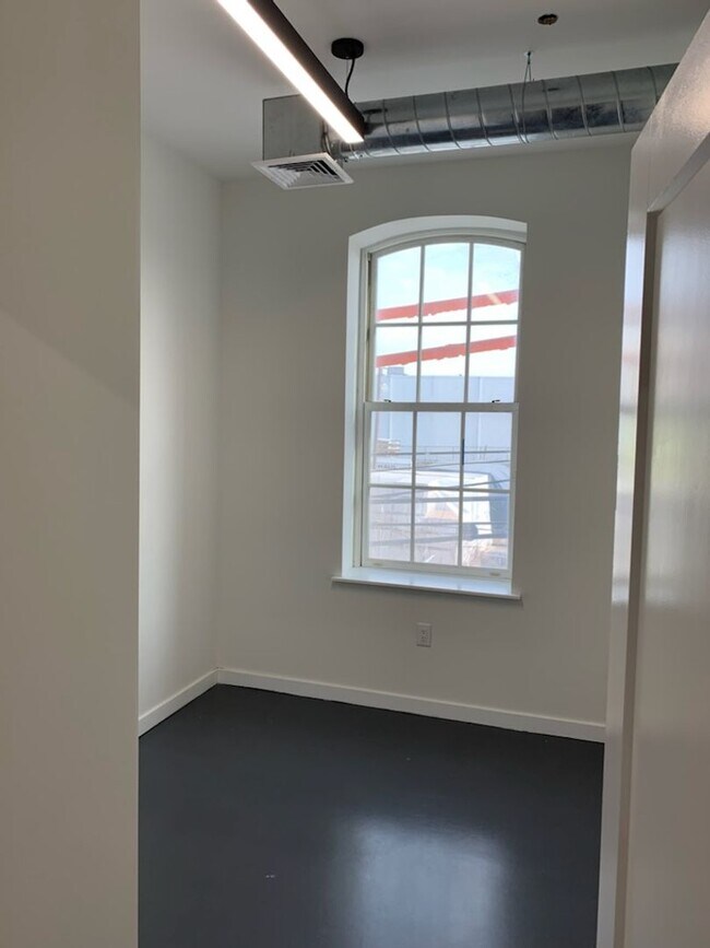 Building Photo - 1710 N 5th St