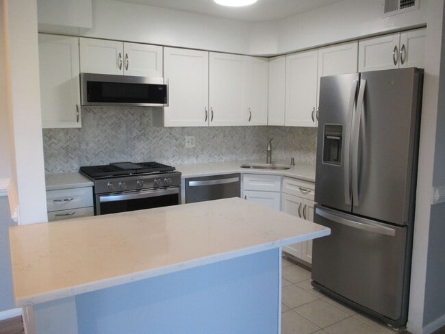 Building Photo - Two Bedroom, Two Bath Condo Located Near T...
