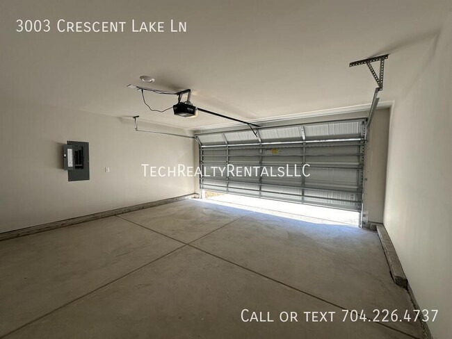 Building Photo - 3003 Cres Lk Ln