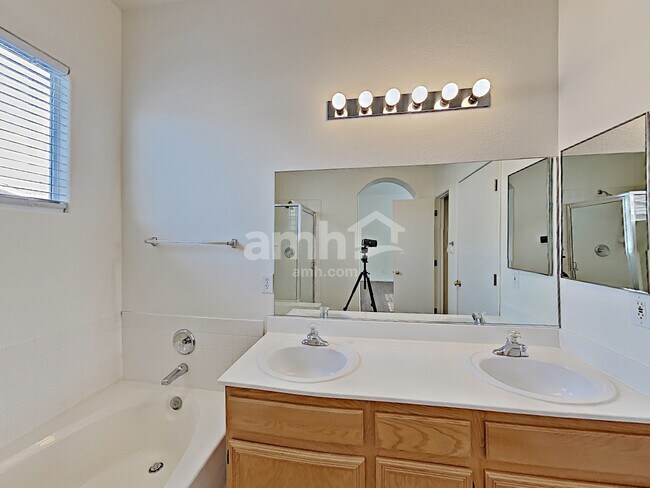 Building Photo - 2849 Serenidad Dr