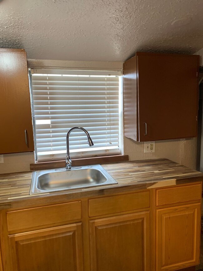 Building Photo - Two Bedroom Home Close to Medical Center