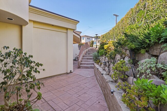 Building Photo - La Jolla Home with Ocean Views! Solar and AC