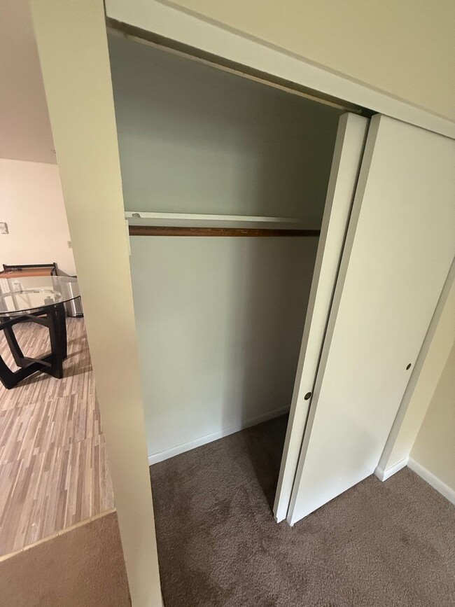 Building Photo - Bright & Modern 1 Bedroom Condo in quiet, ...