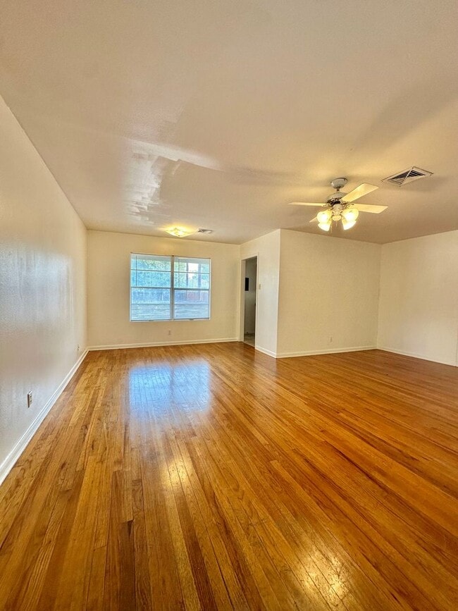 Building Photo - COMING AVAILABLE IN JULY - 3 Bedroom Home ...