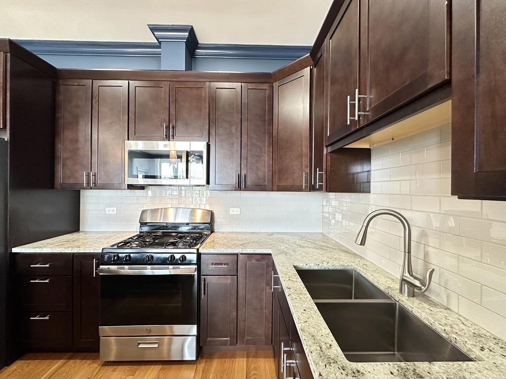 Building Photo - 520 N Western Ave