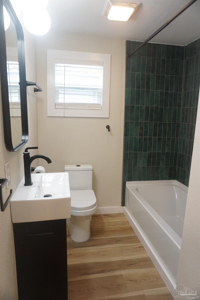 Building Photo - 513 W De Soto St