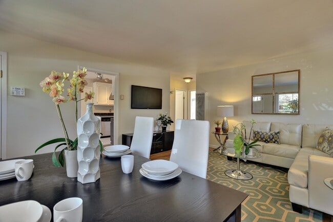 Building Photo - 1033 56th St