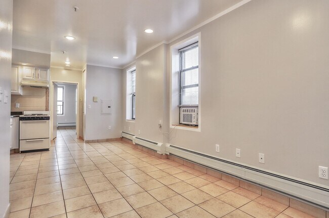 Building Photo - 715 28th St