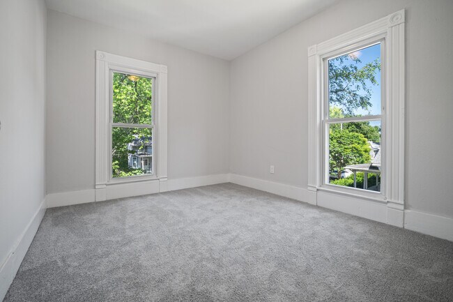 Building Photo - 1101 N Oak St