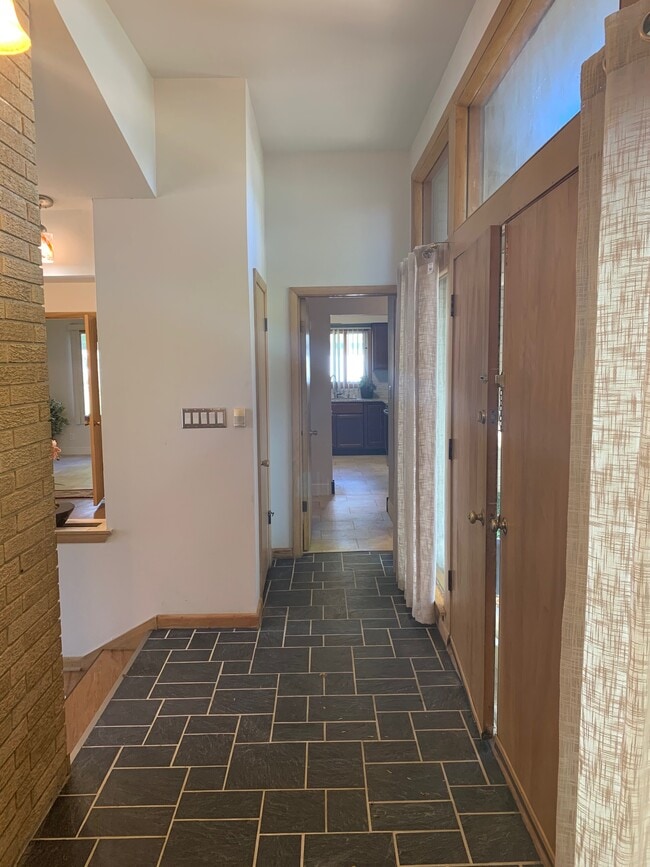 Building Photo - 454 E Fox Dale Ct