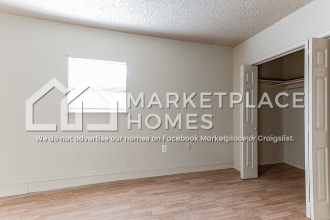 Building Photo - 404 E Texas Dr