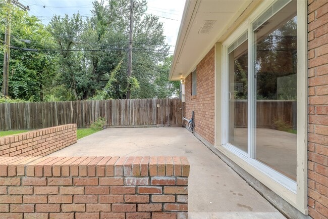 Building Photo - 2308 Hillcrest Dr