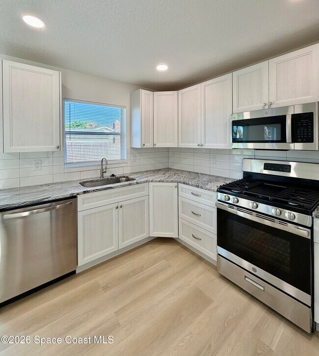 Building Photo - 557 Chantilly Dr