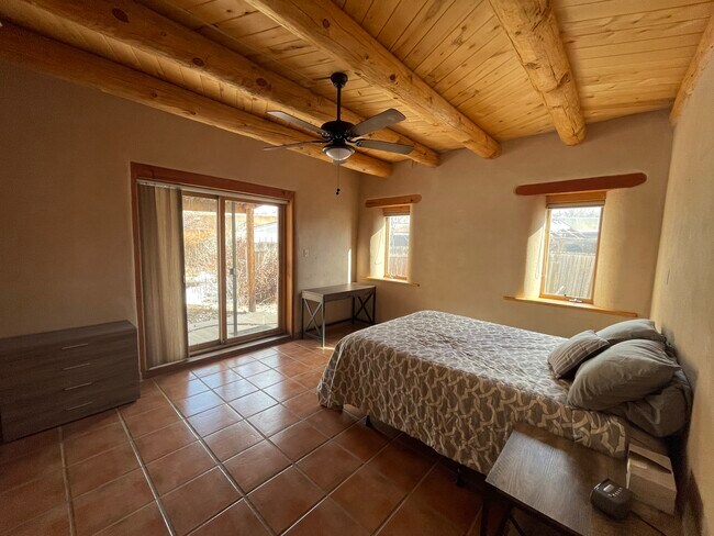 Building Photo - 413 Valverde St