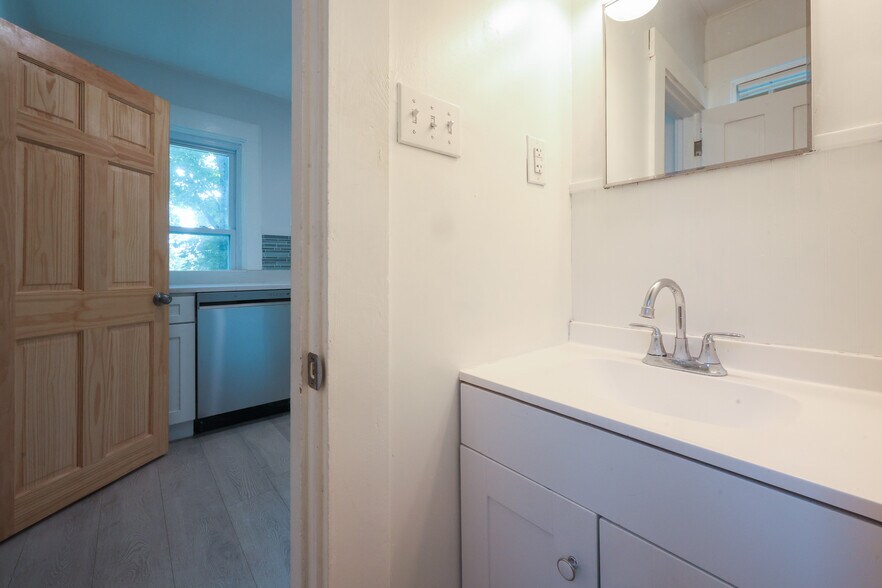 Building Photo - 85 Main St