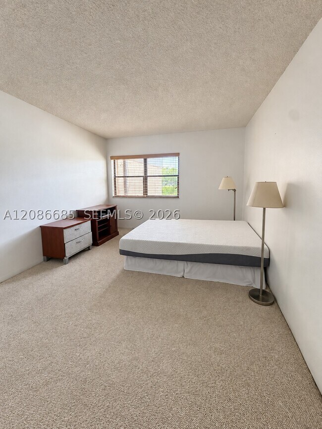 Building Photo - 240 Lakeview Dr