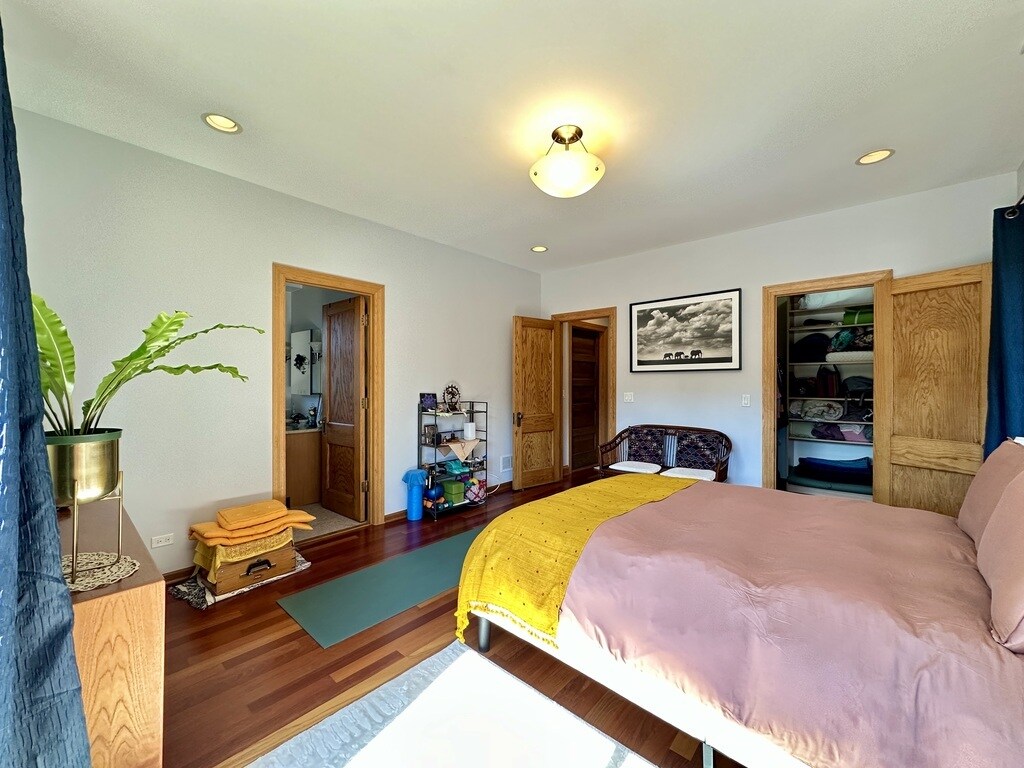 Building Photo - 1437 W Olive Ave