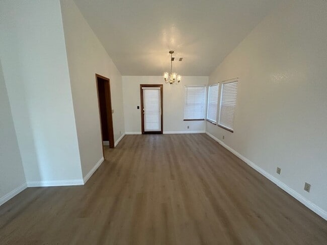 Building Photo - 6010 W Cambridge Ave