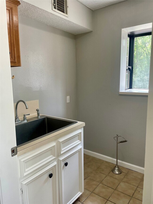 Building Photo - 21122 Harvest Hill Ln