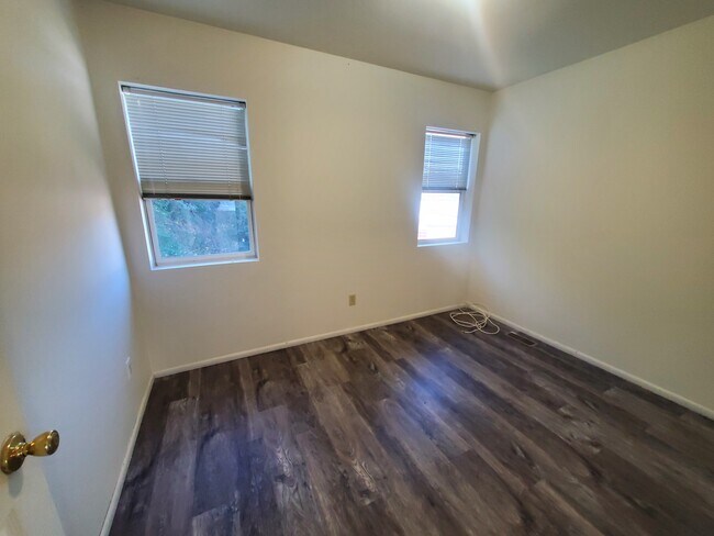 Building Photo - 675 NE Stadium Way