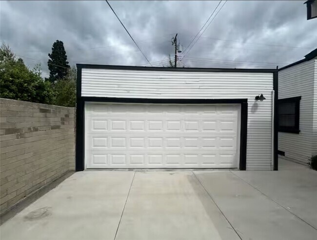 Building Photo - 181 N Waverly St