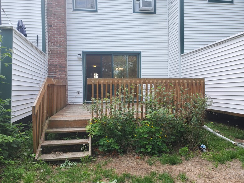 Building Photo - 27 Maple St