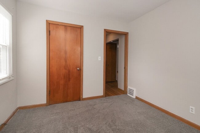 Building Photo - 3 bedroom Spacious Cape Cod!