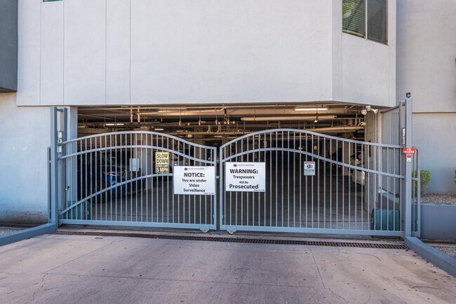 Building Photo - 945 E Playa Del Norte Dr