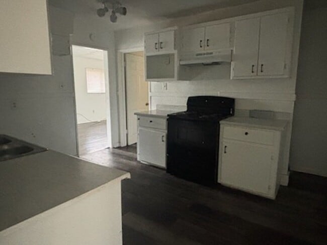 Building Photo - 1652 Kentwood Dr