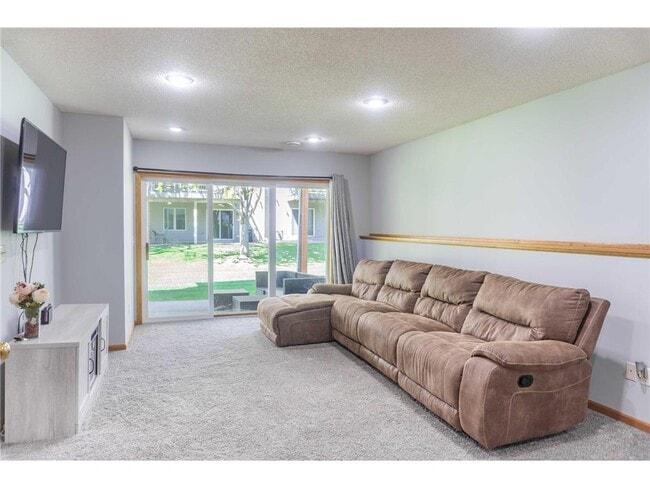 Building Photo - 102X Primrose Ln