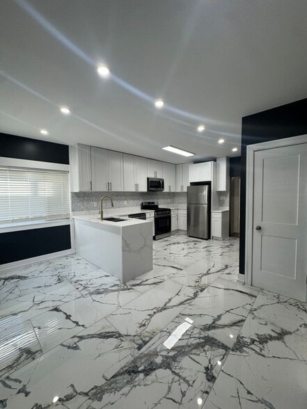 Building Photo - 2704 W 15th Ave