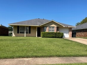 Building Photo - Brookhaven Estates Stockwell Area! Move In...