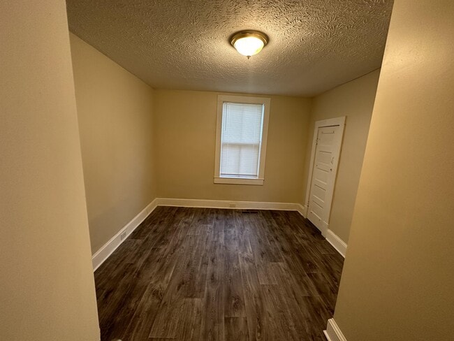 Building Photo - 824 Riverview St