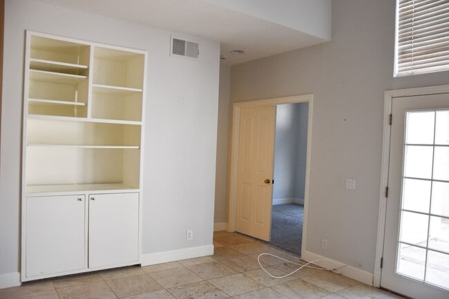 Building Photo - 8215 E White Oak Ridge