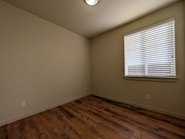 Building Photo - Great 3bed/2 bath home with solid surface flooring!