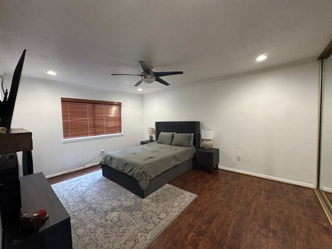 Building Photo - Fully Furnished/Unfurnished Condo for Rent...