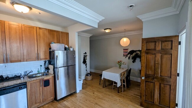 Building Photo - 34 Russell St