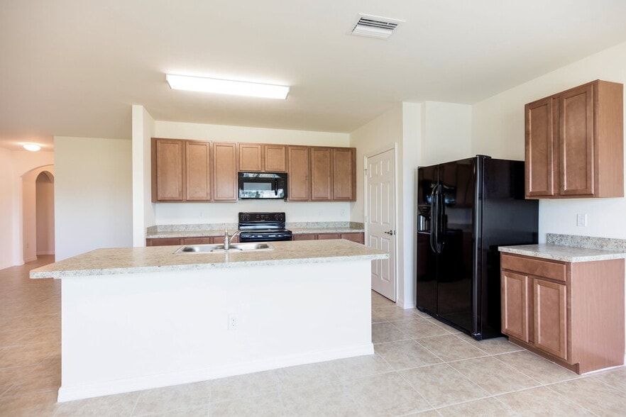 Building Photo - 2520 SW 15th Pl
